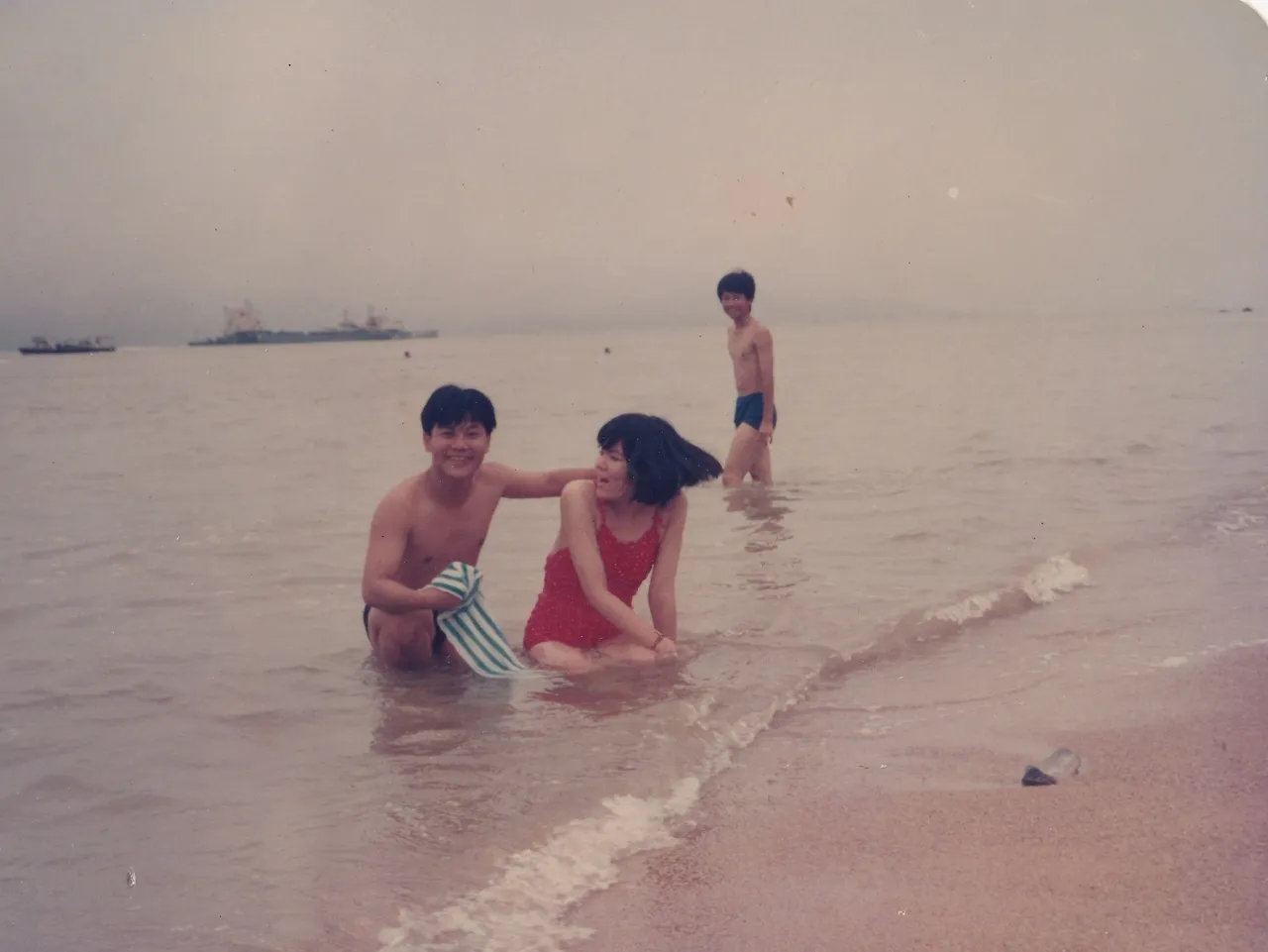 海滩嬉戏的档案图片
