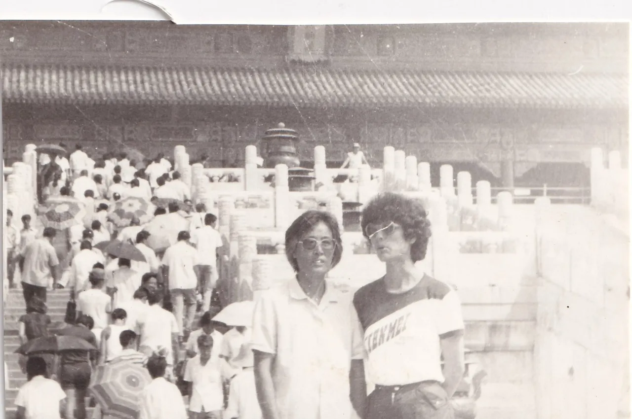第1幅：传统建筑台阶与石栏前的两位女子。