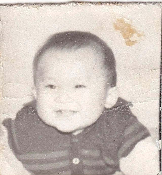 第1幅：穿条纹背心的婴幼儿头像。