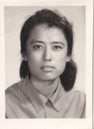 第1幅：短发女子证件式头像。