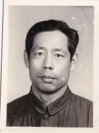第1幅：翻领上衣男子半身头像。