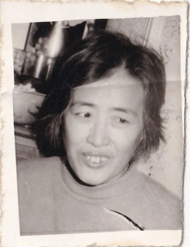 第1幅：高领衫女子微笑近照。
