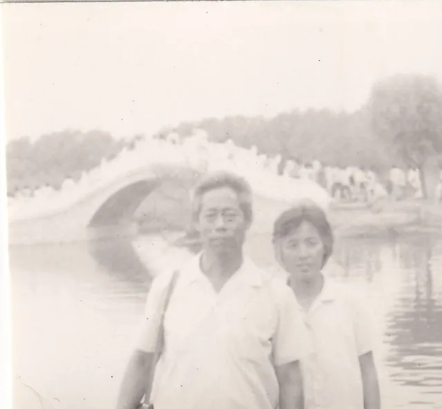 第1幅：湖边夏装双人合影。