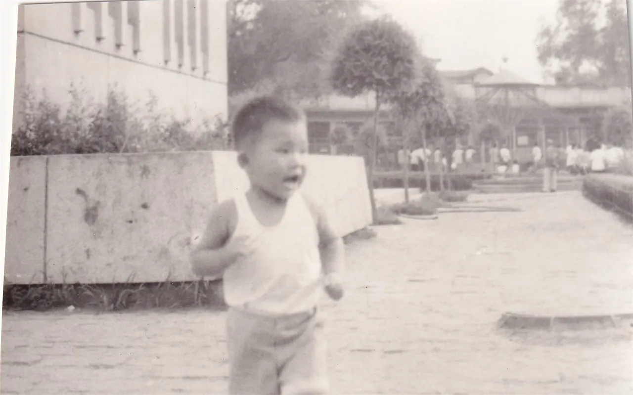第1幅：楼前路边的幼童。