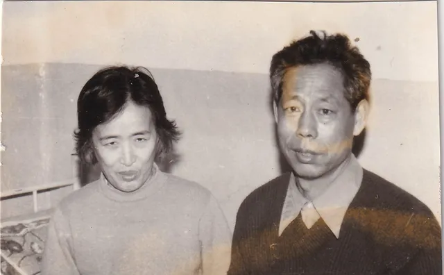 第1幅：室内并肩坐着的两位成人。