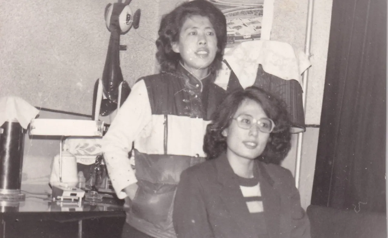 第1幅：室内两位女子合影。
