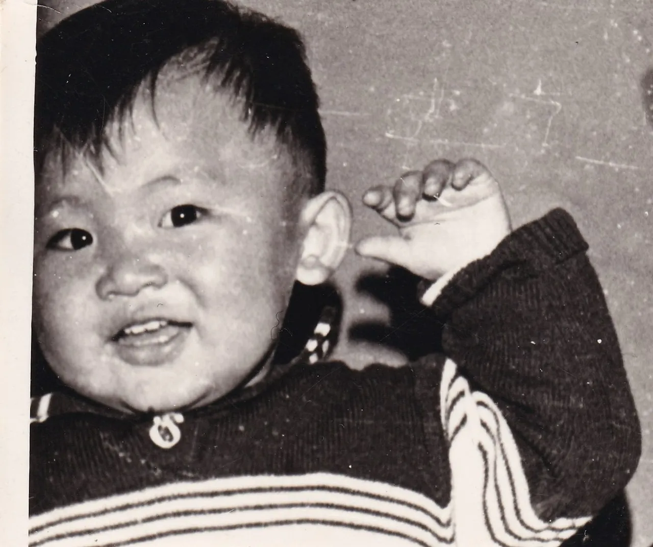 第1幅：抬手微笑的条纹衫幼童。