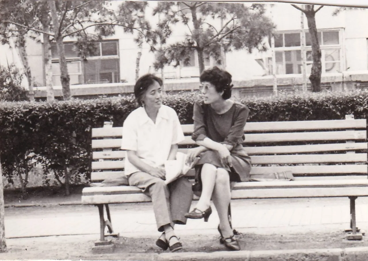 第1幅：长椅上交谈的两位女子。