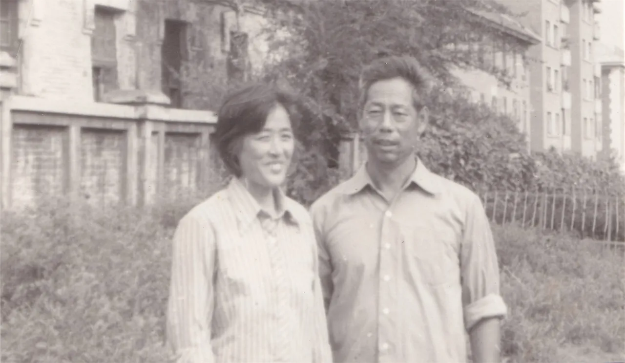 第1幅：砖楼前条纹衫女子与男子合影。