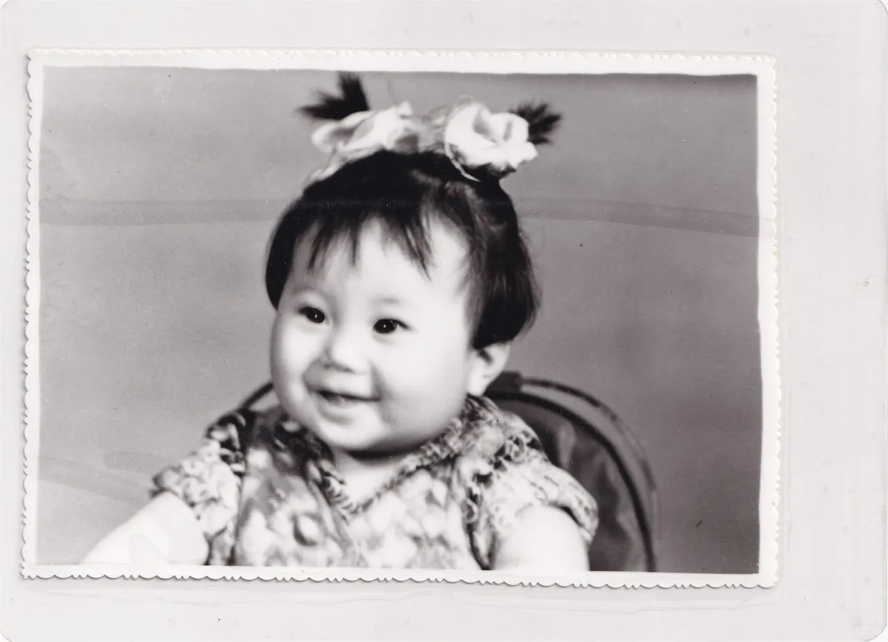 蝴蝶结幼儿黑白肖像，正面。