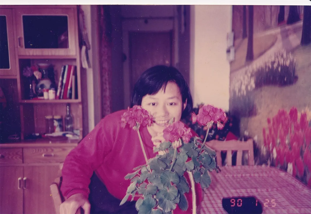 花束旁女子室内留影，正面。