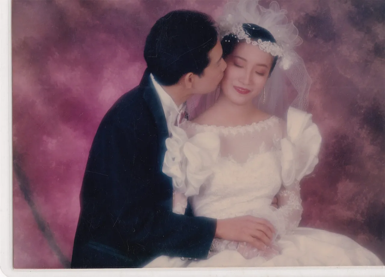 影楼婚纱亲吻留影，正面。